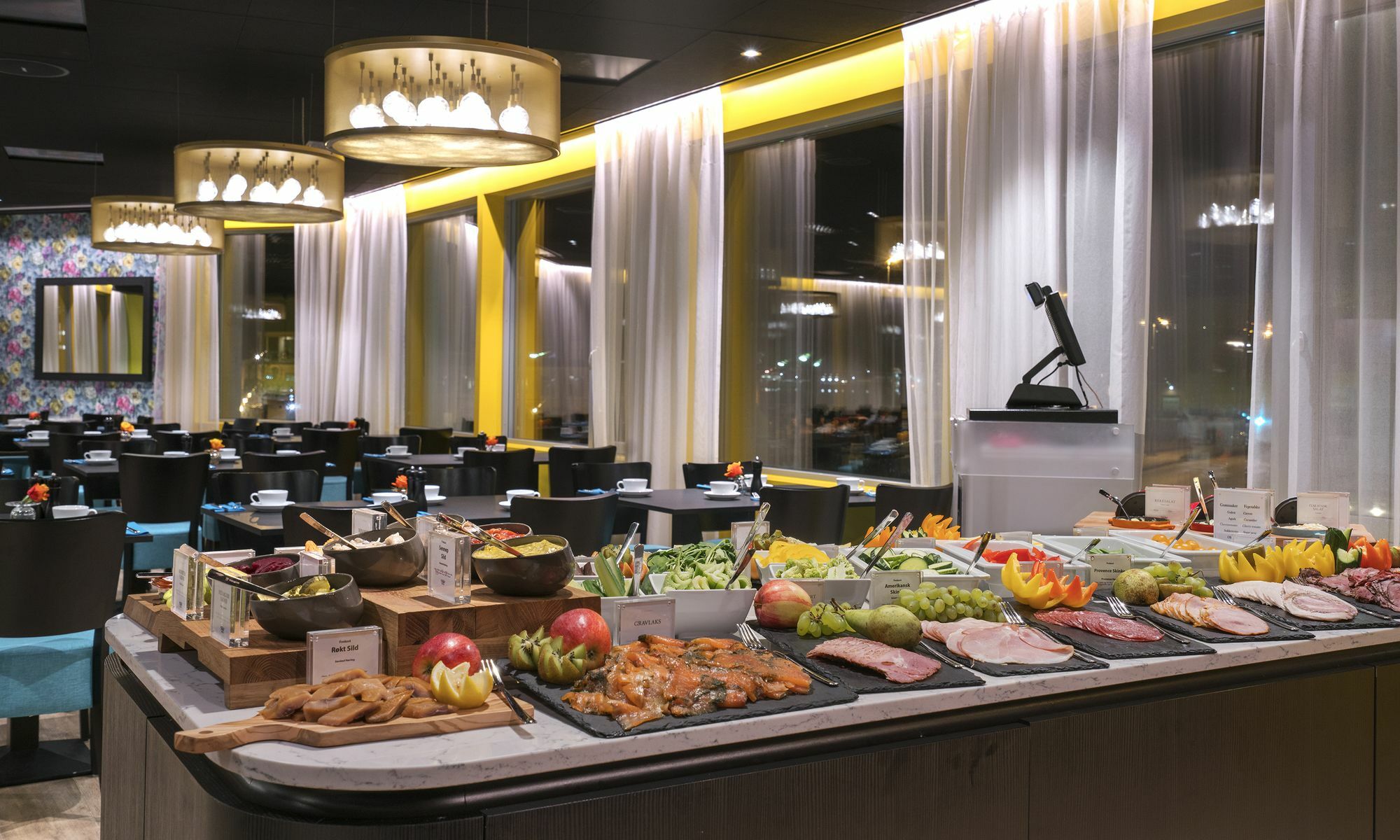 Thon Hotel Harstad Bagian luar foto
